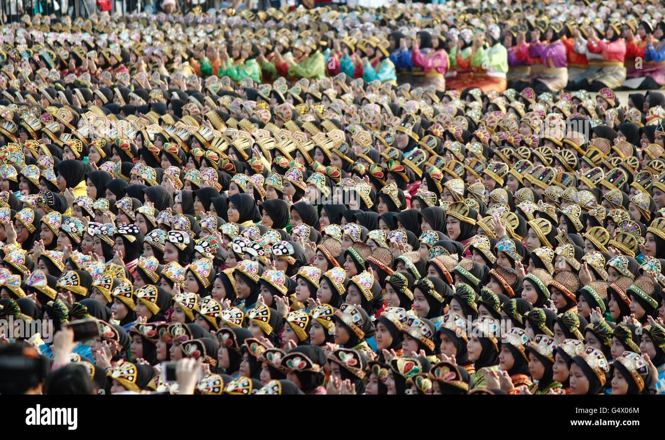 Ost-Jakarta, Indonesien. 24. April 2016. 6.600 Studenten tanzen freiwillig "Ratoh Jaroe" um den Rekord zu brechen, in Jakarta, Indonesien. Ratoh Jaroe ist einer der beliebtesten Tänze in Indonesien. Seine Herkunft ist aus der Aceh ethnische Gruppe aus der Provinz Aceh, Sumatra, und wird normalerweise durchgeführt, um wichtige Anlässe feiern. Der Tanz zeichnet sich durch seinen schnellen Rhythmus und gemeinsame Harmonie zwischen den Tänzern. © Risa Krisadhi/Pacific Press/Alamy Live-Nachrichten Stockfoto