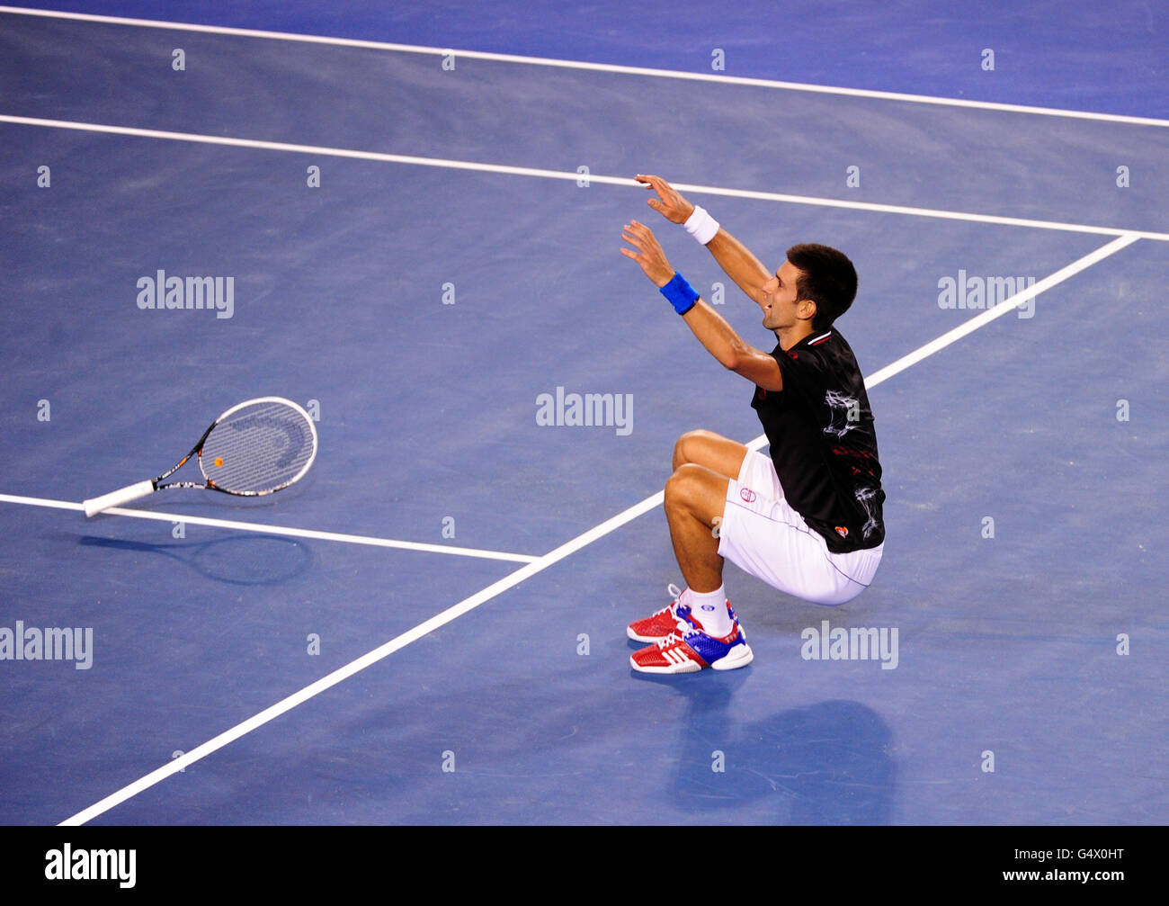 Serbiens Novak Djokovic feiert den Sieg bei den Australian Open nach dem Sieg Rafael Nadal aus Spanien Stockfoto