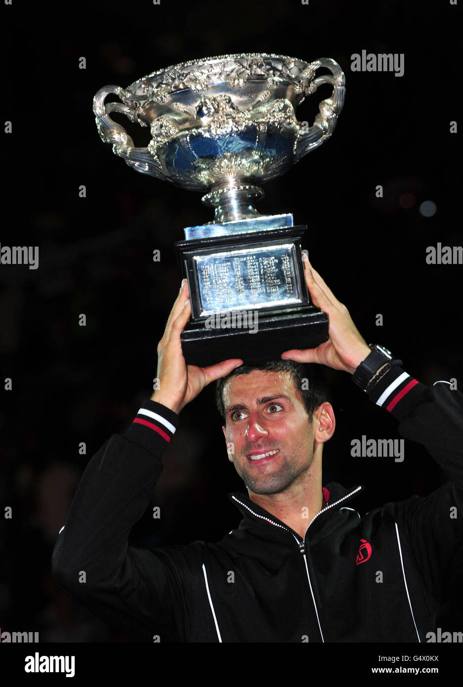 Tennis - 2012 Australian Open - Tag Vierzehn - Melbourne Park. Der serbische Novak Djokovic feiert mit der Trophäe nach dem Gewinn der Australian Open Stockfoto