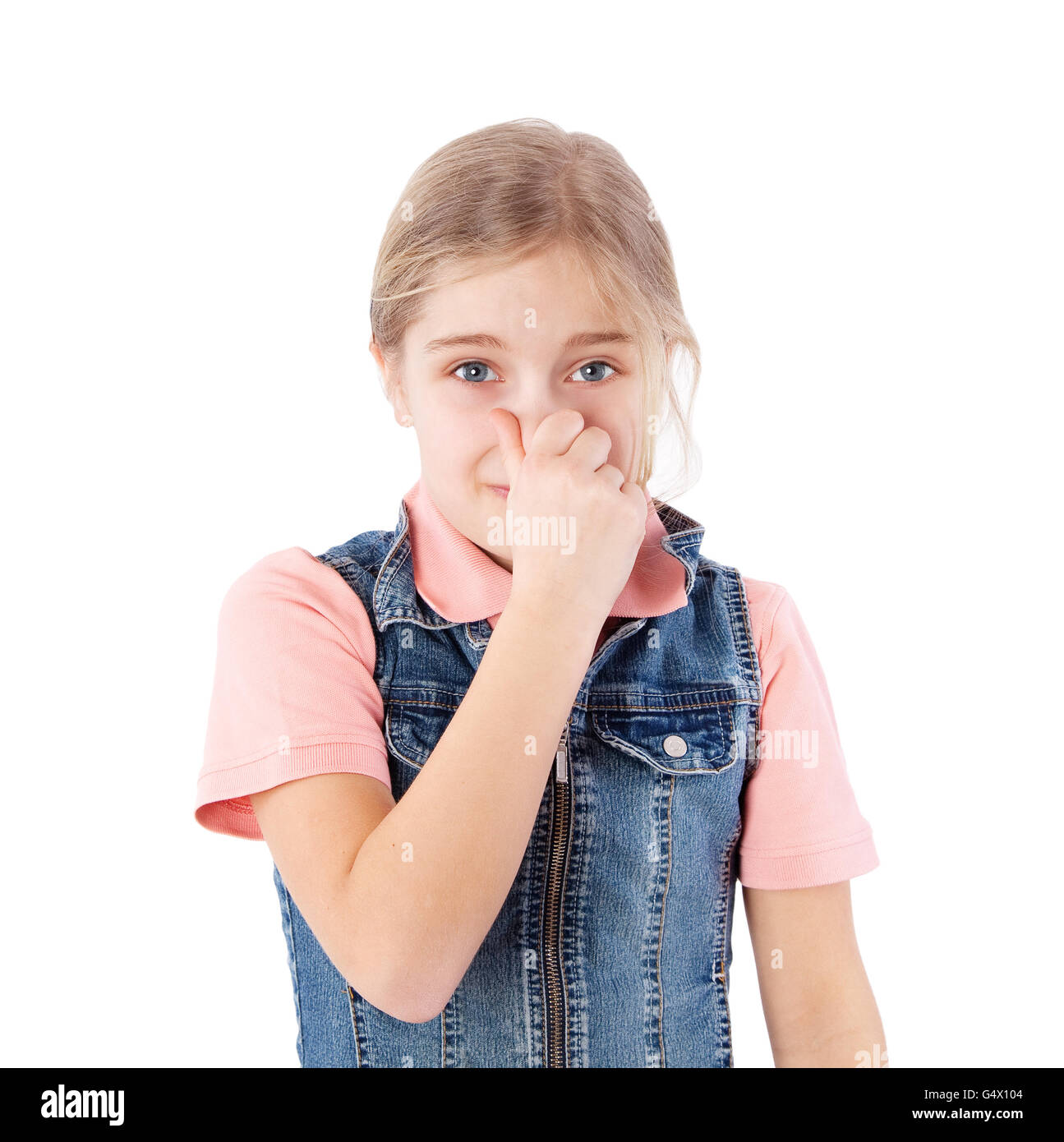 Mädchen hält ihre Nase wegen einer schlechten Geruch Stockfoto