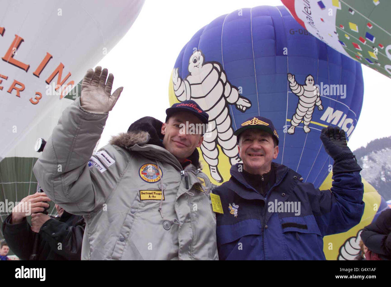 Um die Welt Ballonrekordbrecher Brian Jones (R) aus Wiltshire und Bertrand Piccard aus der Schweiz werden von Fans im Chateau d'Oex bei der jährlichen International Hot Air Balloon Week in der Schweiz als Helden begrüßt. * das kleine Schweizer Dorf war der Startschuss für ihre epische dreiwöchige Reise im März 1999. Stockfoto