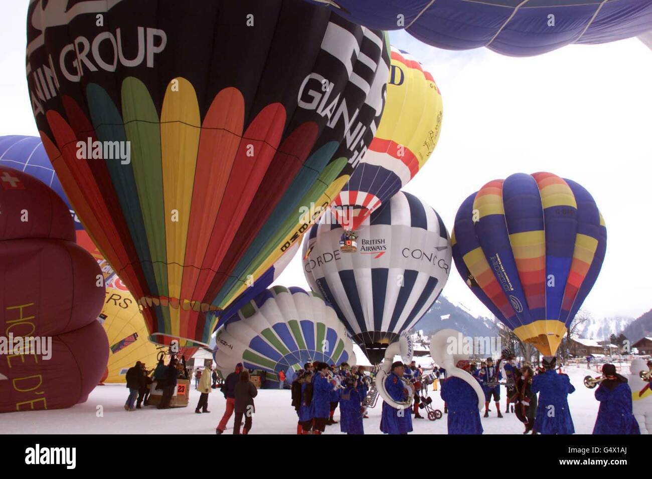 Die jährliche International Hot Air Balloon Week startet in Chateau d'Oex, Schweiz, wo im März 1999 Ehrengäste rund um die Weltballon-Rekordbrecher Brian Jones aus Wiltshire und Bertrand Piccard aus der Schweiz ihren Startschuss gegeben haben. * Sie wurden am ersten Tag des Festivals als Ehrengäste von Helden begrüßt. Stockfoto
