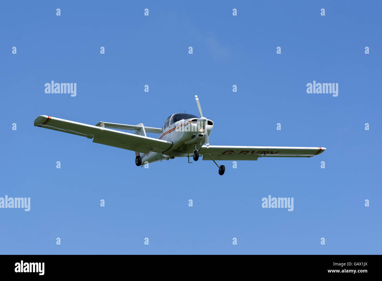 Piper PA-38 Tomahawk Leichtflugzeug. Im Flug. Propeller Stockfoto
