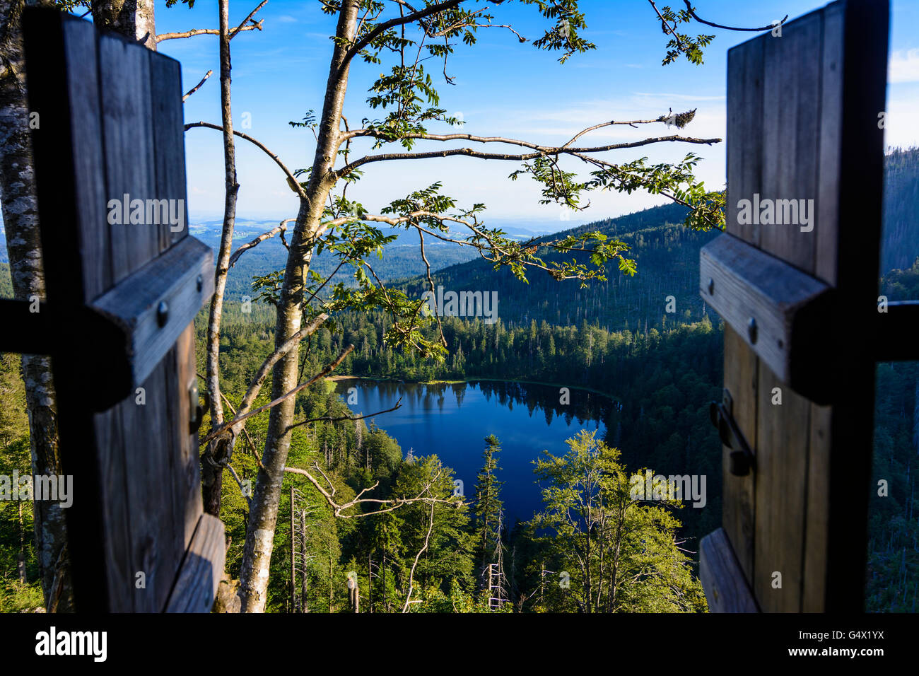 Blick vom Fenster Kapelle Rachelseekapelle zum See Rachelsee, Nationalpark Bayerischer Wald, Nationalpark Bayerischer Wald, Germa Stockfoto