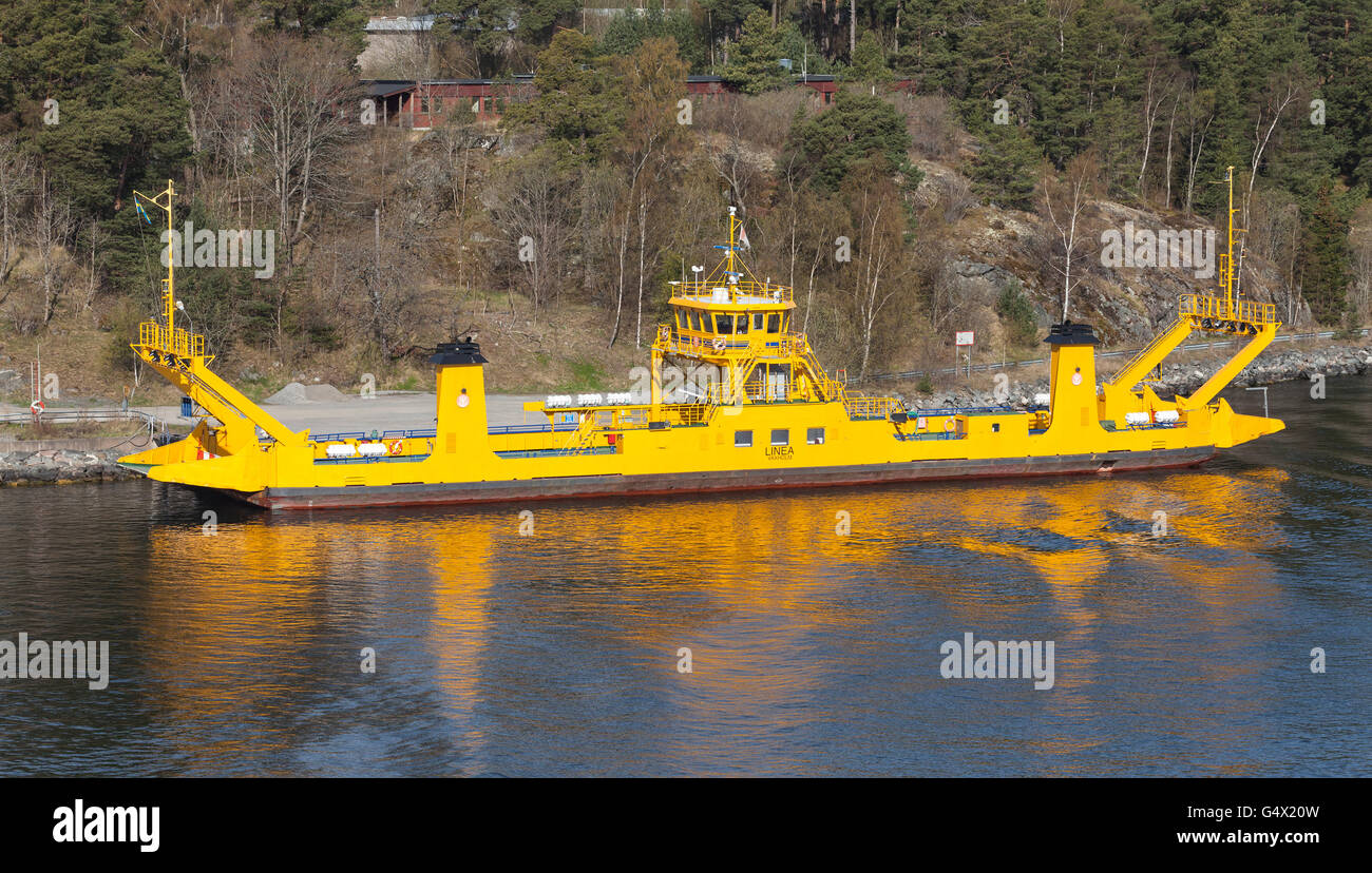 Vaxholm, Schweden - 3. Mai 2016: Linea STA Straße Fähren. Gelbe Roro-Frachtschiff geht in der Nähe einer Insel Küste, Stockholm Arhipels Stockfoto