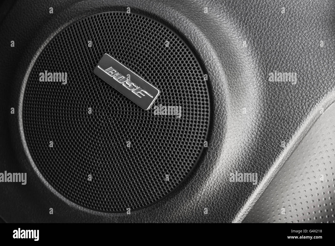 Sankt-Petersburg, Russland-15. Mai 2016: Bose Auto audio-Komponente, Runde Seite Lautsprecher eingebaute Tür SUV Nissan X-Trail Stockfoto