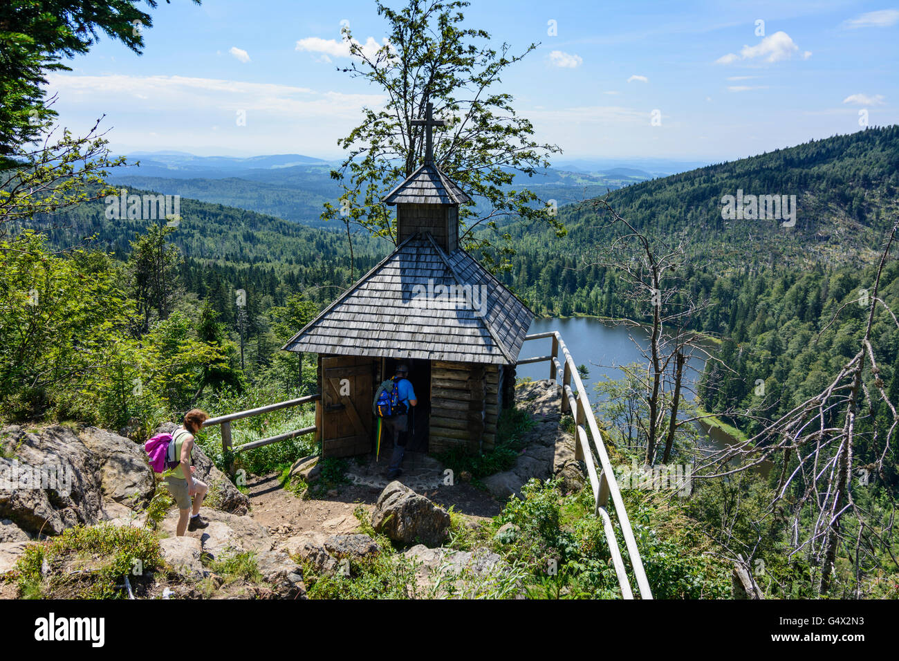Kapelle Rachelseekapelle mit Blick auf See Rachelsee, Nationalpark Bayerischer Wald, Nationalpark Bayerischer Wald, Deutschland, Baye Stockfoto