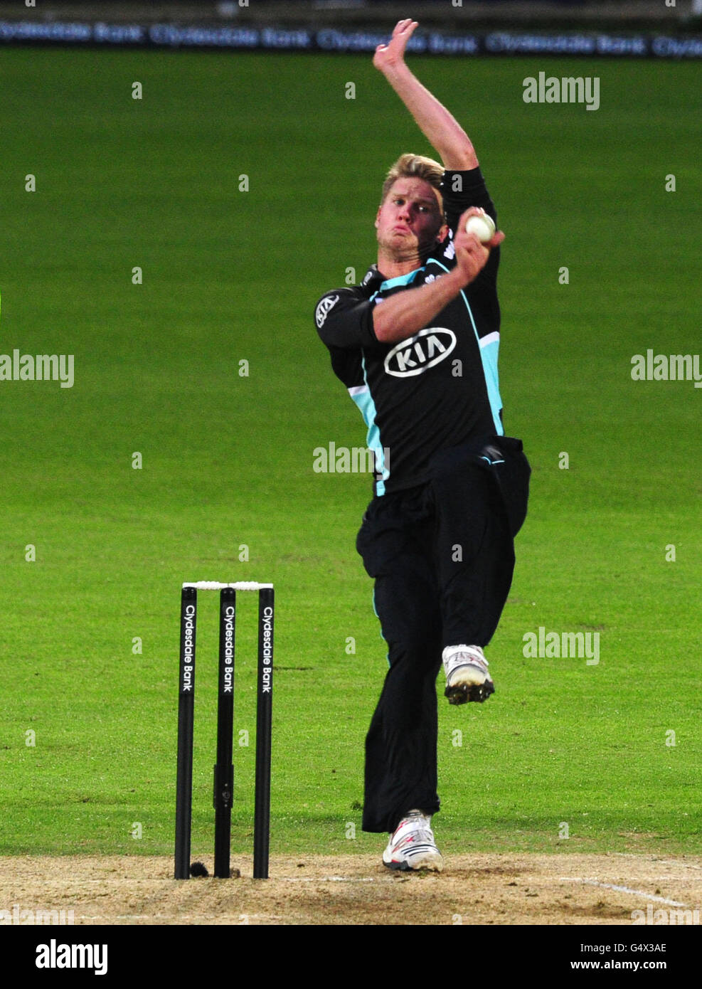 Cricket - Clydesdale Bank 40 - Gruppe B - Surrey Lions / Somerset - The Kia Oval. Stuart Meaker von Surrey im Kampf gegen Somerset Stockfoto