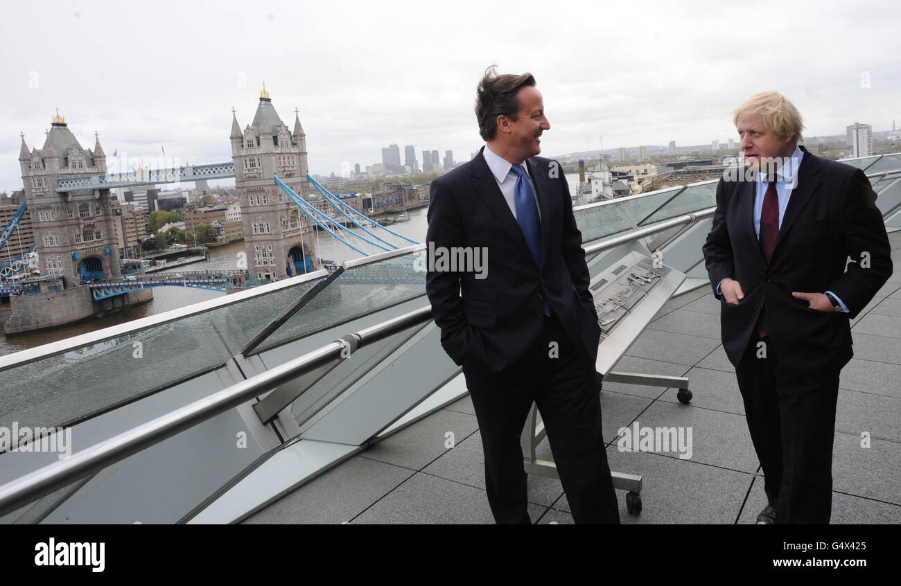 Premierminister David Cameron und der Londoner Bürgermeister Boris Johnson (rechts), im City Hall, London, nach der Wiederwahl Johnsons zum Londoner Bürgermeister. Stockfoto