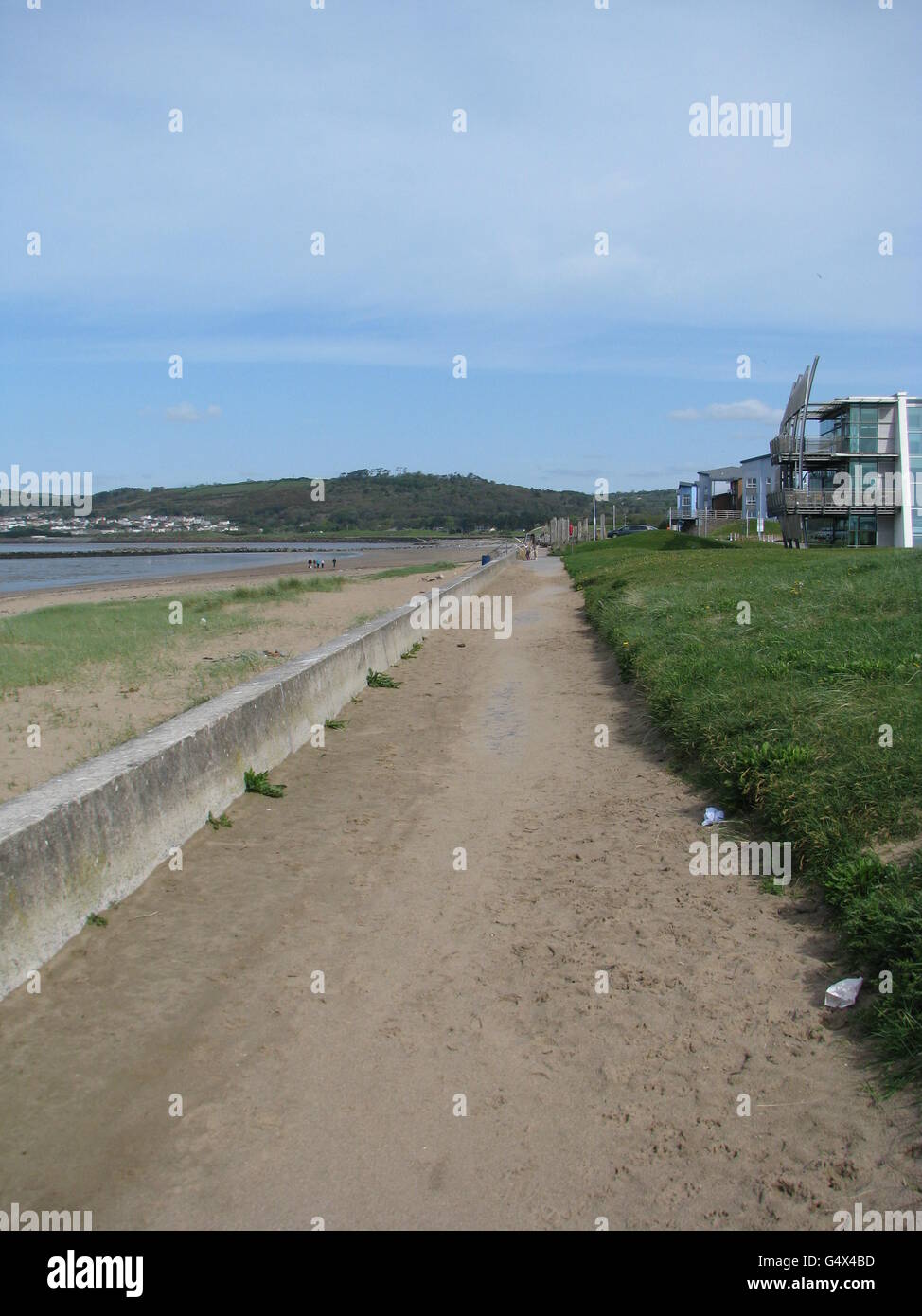 Blick nach Westen auf den All Wales Coast Path (AWCP), auf den Millennium Coastal Park in Lllanelli, der heute offiziell eröffnet wurde. Stockfoto