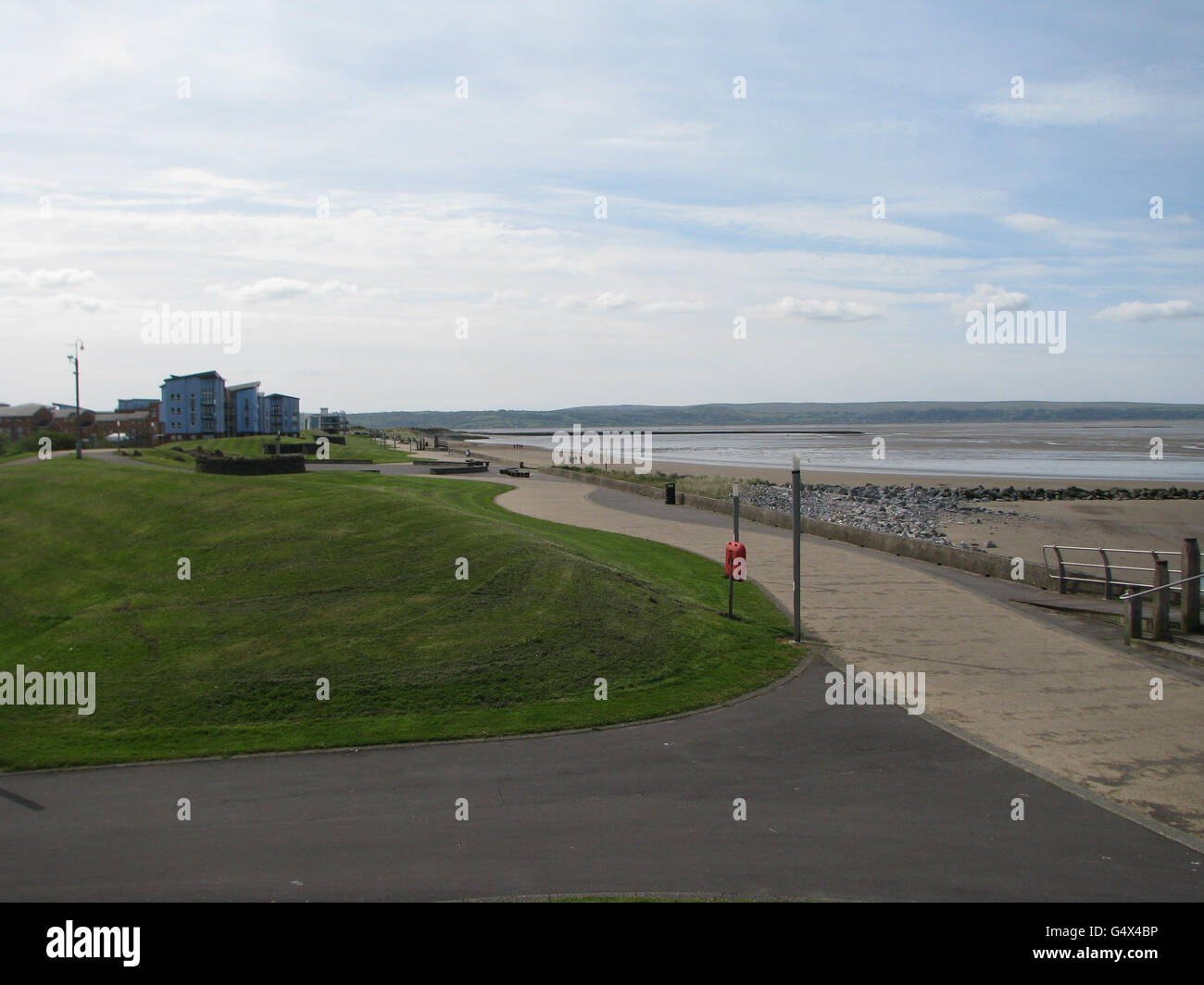 Ein Abschnitt des All Wales Coast Path (AWCP), am Millennium Coastal Park in Lllanelli, der nach Osten in Richtung Swansea führt, mit der Gower Peninsula im Hintergrund rechts, der heute offiziell eröffnet wurde. Stockfoto