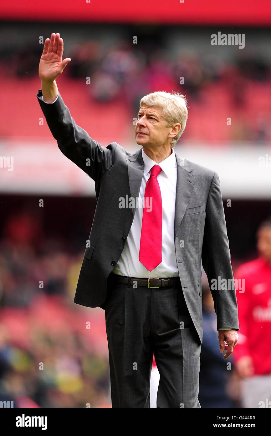 Fußball - Barclays Premier League - Arsenal gegen Norwich City - Emirates Stadium. Arsenal-Manager Arsene Wenger würdigt die Menge nach dem letzten Heimspiel seiner Mannschaft in der Saison Stockfoto