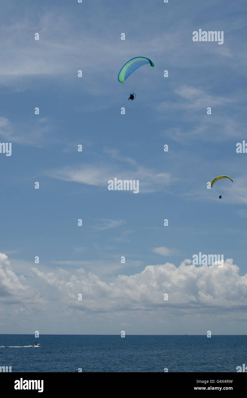 Florida USA motor Paraglider Gleitschirm gegen blauen Himmel über dem Wasser mit Wolken und Boot Stockfoto