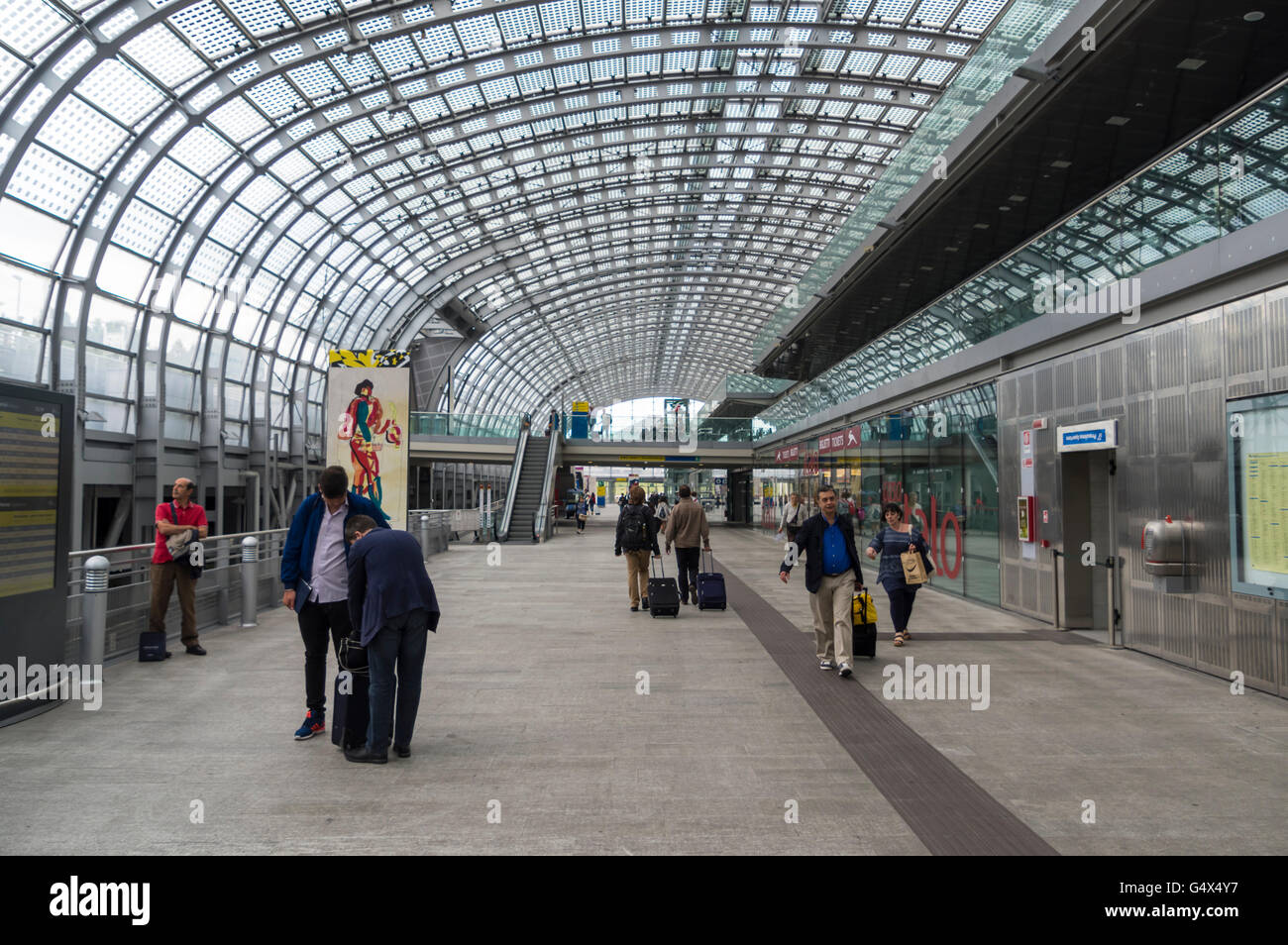 Reisende in der großen Halle Torino Porta Susa Bahnhof in Turin, Piemont, Italien. Stockfoto