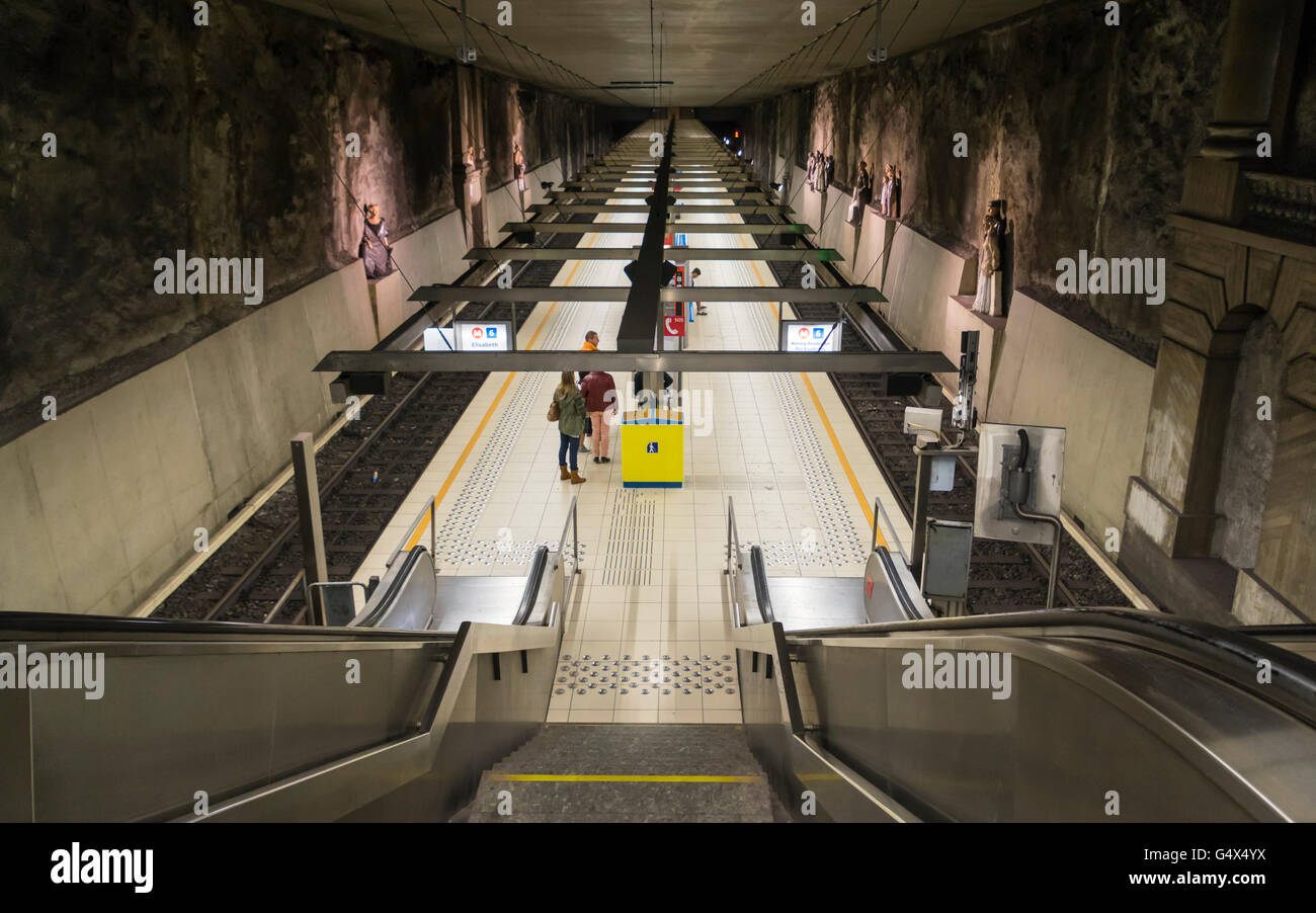 Plattform und Spuren von Stuyvenbergh u-Bahnstation in Brüssel, Belgien, eröffnet im Jahr 1985. Stockfoto
