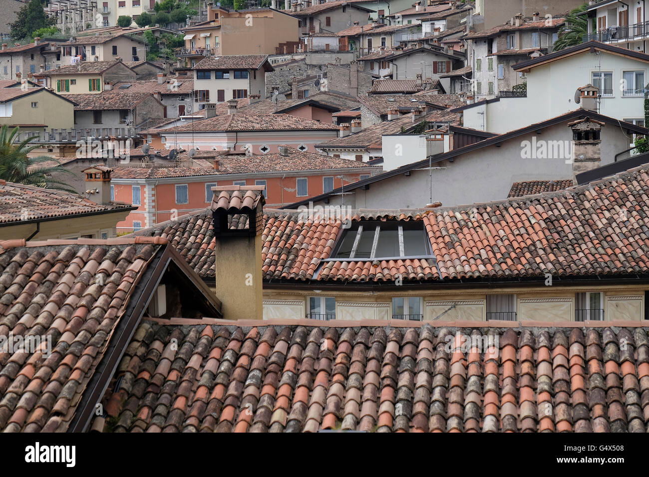 Terrakottadächer in Italien. Stockfoto
