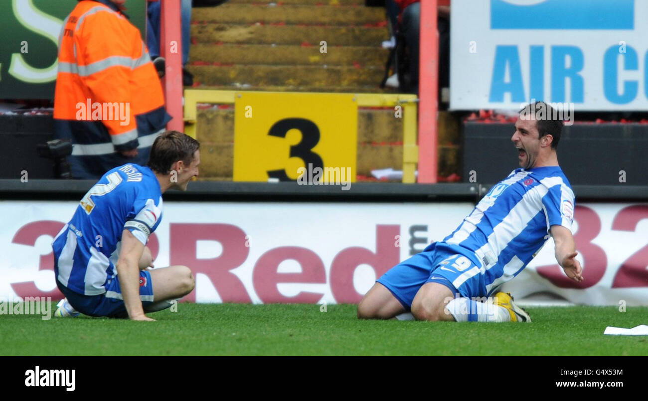 Fußball - npower Football League One - Charlton Athletic gegen Hartlepool United - The Valley. Peter Hartlepool (rechts) feiert das erste Tor während des npower League One-Spiels im The Valley, London. Stockfoto