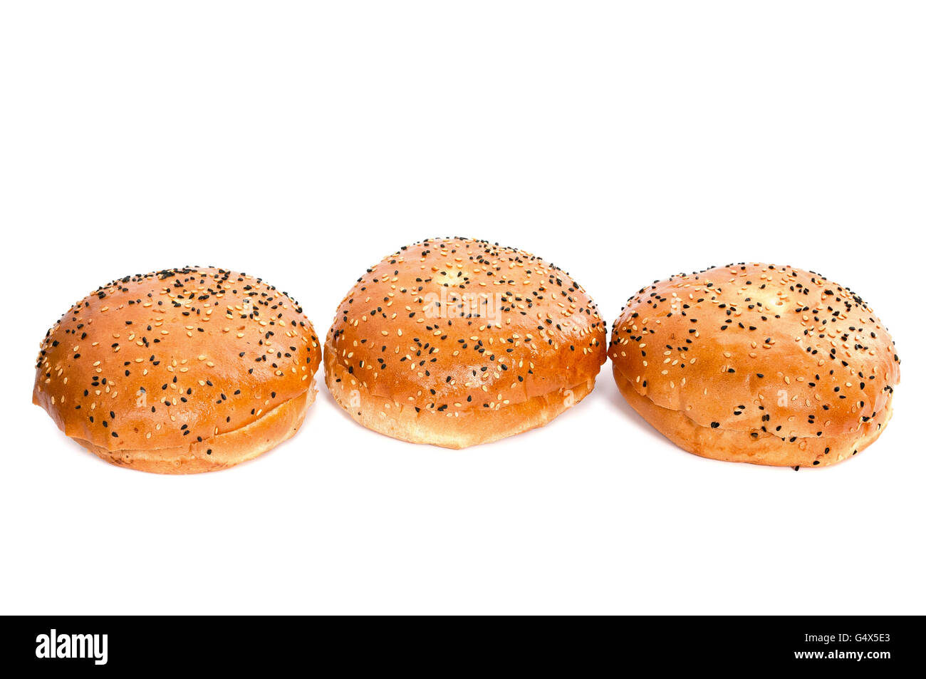 Drei Burger-Brötchen mit Sesam isoliert auf weißem Hintergrund mit Beschneidungspfad Stockfoto