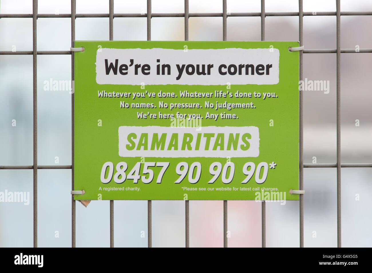 Ein Schild im Bahnhof Manchester Piccadilly durch die Samariter Stiftung Lesen "in deiner Ecke sind wir" Stockfoto