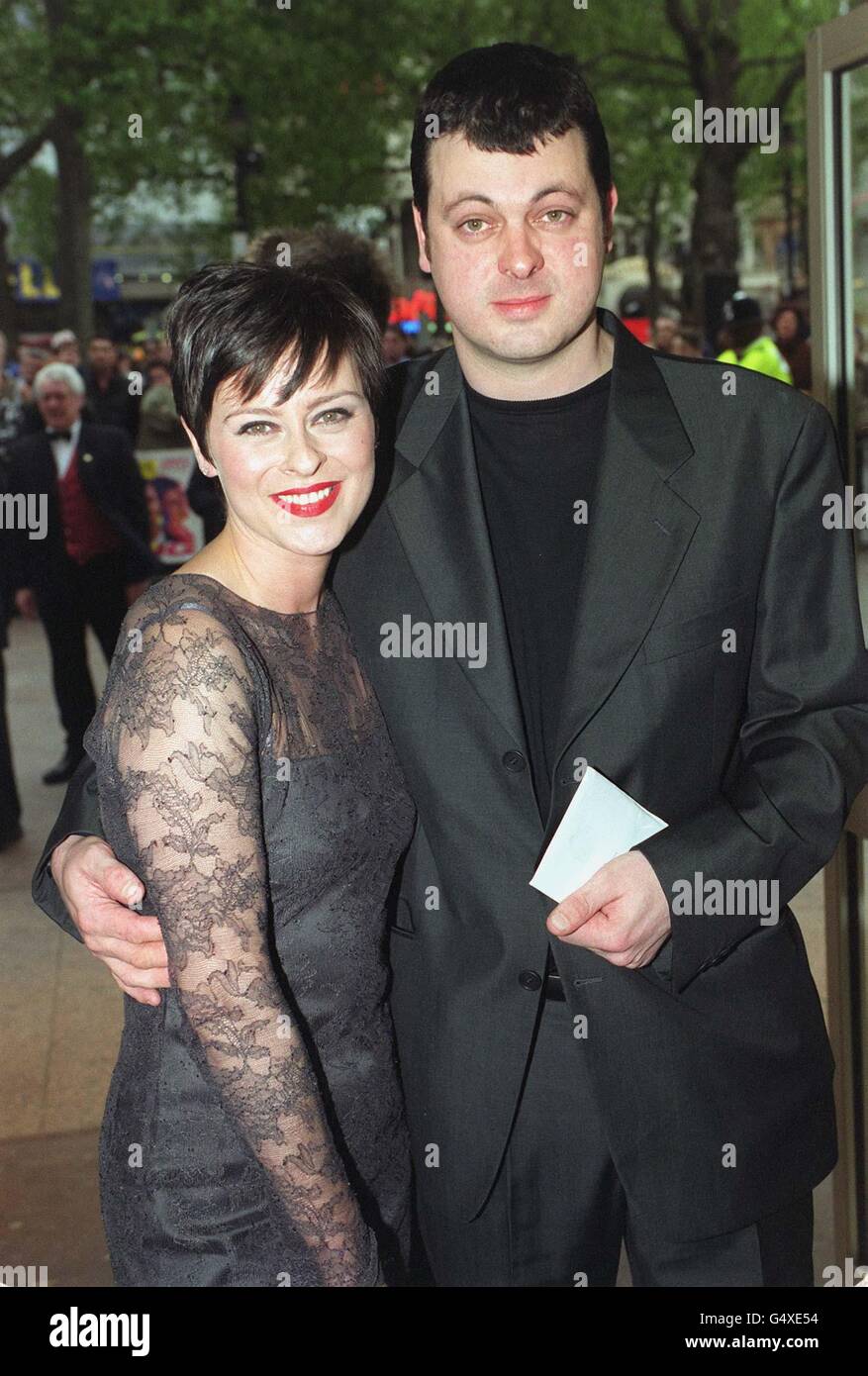 Die Sängerin und Schauspielerin Lisa Stansfield kommt mit ihrem Mann Ian Devaney im Odeon am Leicester Square, London, zur Premiere des Films 'Swing' , in dem Frau Stansfield mit Hugo Speer und Alexei Sayle spielt. Stockfoto