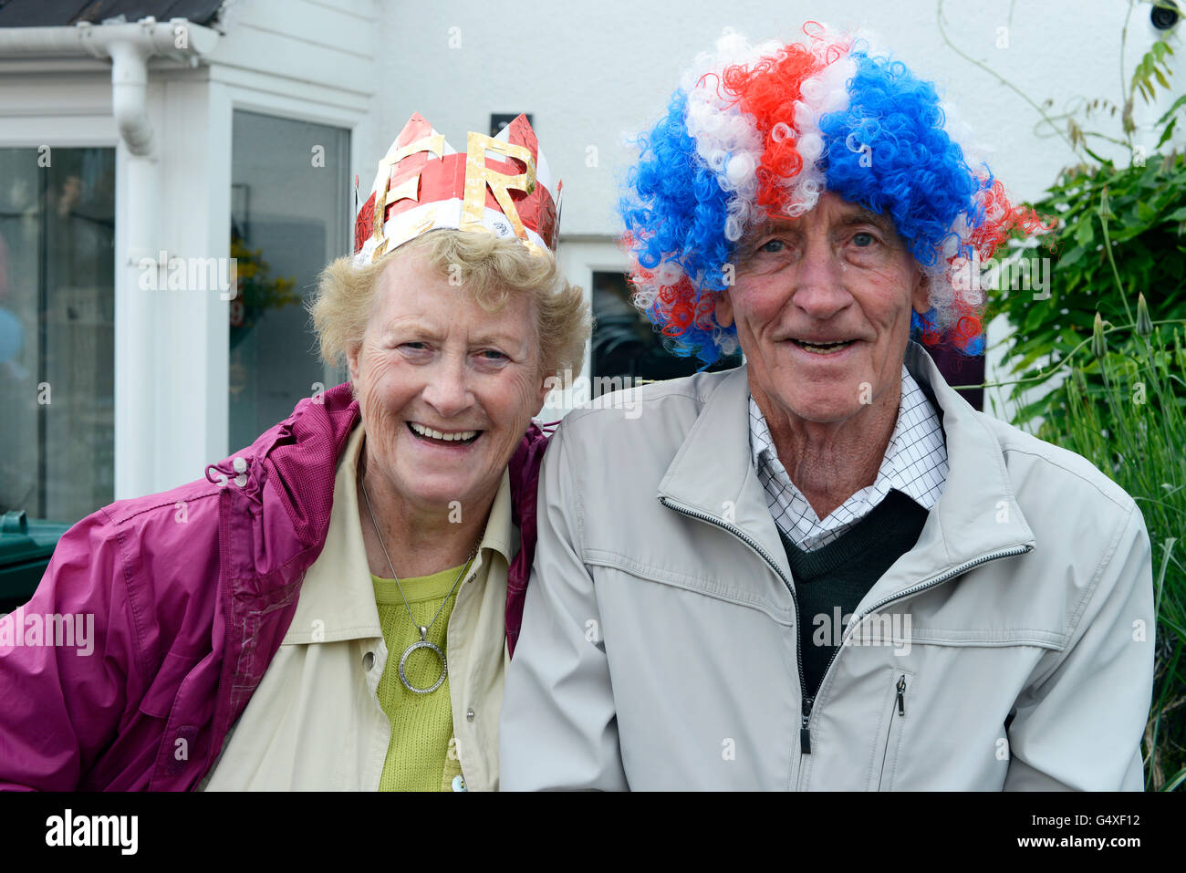 Älteres Ehepaar verkleidet in ein Kiez Straßenfest, das Königinnen-Jubiläum zu feiern. Stockfoto