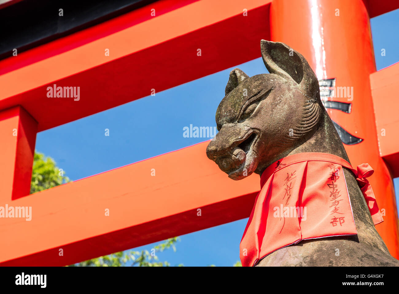 KYOTO, JAPAN - ca. Mai 2016: Fushimi Inari Stein fox Guarda Holztore. Füchse werden geglaubt, um die Boten Gottes zu sein. Stockfoto