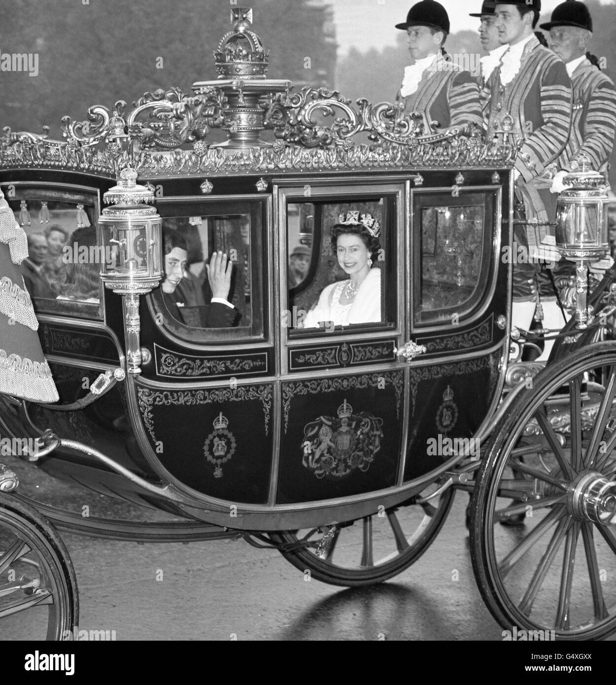 Königin Elizabeth II. Und der Prinz von Wales verlassen das Parlamentsgebäude, Westminster, im irischen Staatswagen, nach der Eröffnung des Parlaments durch den Staat. Stockfoto
