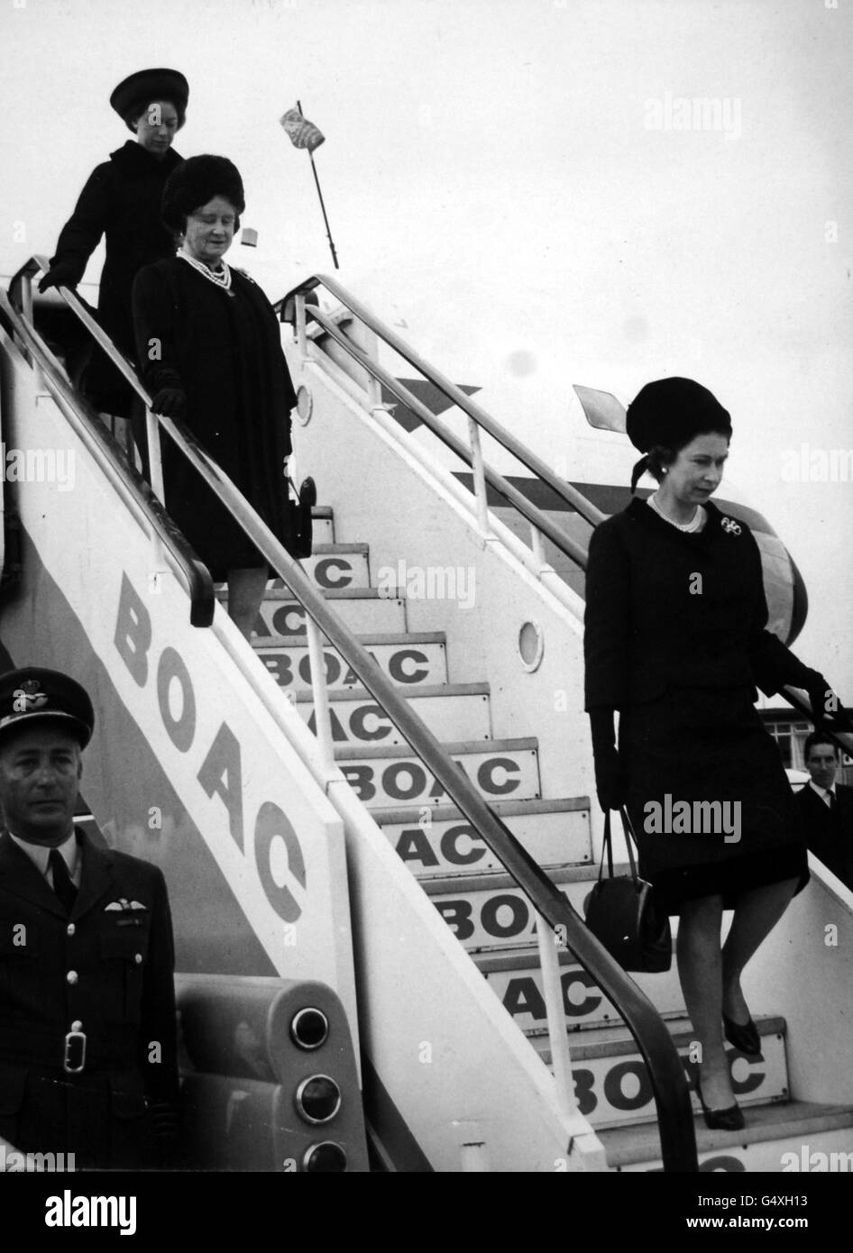 *gescannter Low-Res-Off-Print, High-Res auf Anfrage erhältlich* Queen Elizabeth II, die Queen Mother und Princess Margaret verlassen ein Komet-Flugzeug des RAF Air Support Command am Flughafen Heathrow, nachdem sie ihren schottischen Urlaub in Balmoral zur Beerdigung von Prinzessin Marina, Herzogin von Kent, in Windsor aufgebrochen haben. Stockfoto