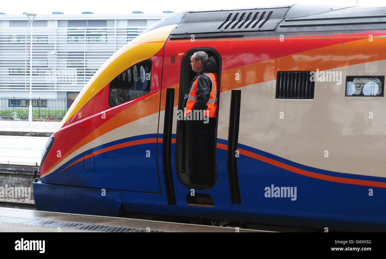 Ein Fahrer des East Midlands Train erwartet die Abfahrt am Bahnhof von Derby, als Mitglieder der Fahrergewerkschaft Aslef heute in einem Streit um Renten streikten. Stockfoto