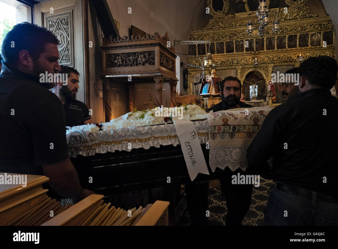 Männer tragen einen Sarg in die Kirche von Agios Ioannis für eine Trauerfeier in Anogia auf Kreta in Griechenland Stockfoto
