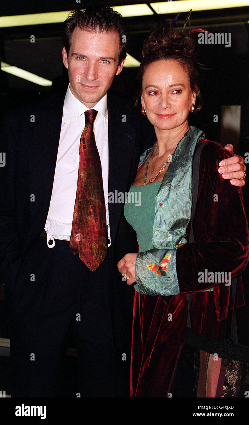 Schauspieler Ralph Fiennes und seine Partnerin, Frau Annis, kommen zur Promi-Filmpremiere von Neil Jordans „The End of the Affair“ im Curzon Cinema in London. Stockfoto