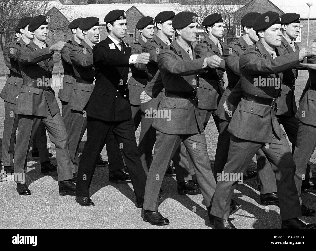 Der Midshipman Prinz Andrew war der seltsame Mann, nachdem ihm die Royal Marines den Green Beret verliehen hatten. Der Prinz trug seine blaue Navy-Uniform, während seine 35 Kollegen die traditionelle grüne Uniform trugen, als sie auf Lympstone, Devon, paradierten. * am Ende eines anstrengenden Trainingskurses *26/07/2001...der Duke verlässt die Royal Navy am Montag, den 30 2001. Juli, nach 22 Jahren Dienst. Stockfoto