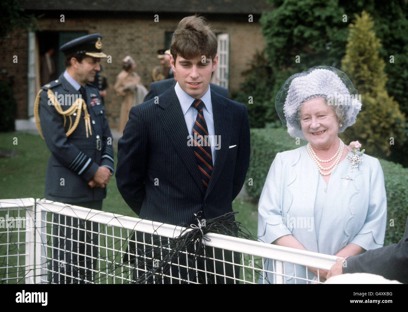 Die Königin-Mutter mit Prinz Andrew (später Herzog von York) während ihres Besuchs bei RAF Leeming in North Yorkshire, während er auf einem Kurs am Bahnhof war. Stockfoto