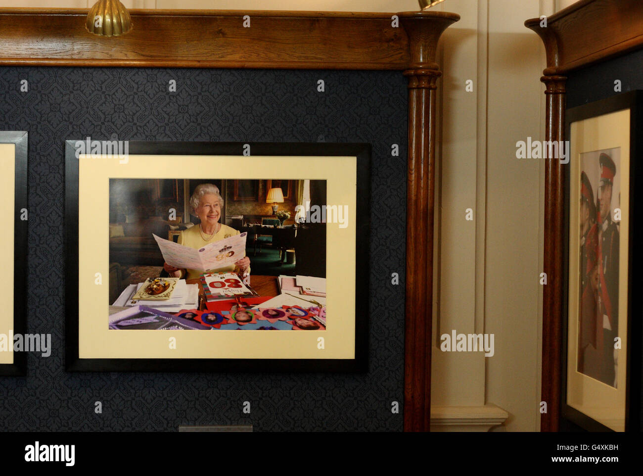 Der Konservator der Royal Collection, David Westwood, hängt ein Foto der Pressevereinigung, das 2006 von der Queen aufgenommen wurde, und liest ihre 80. Geburtstagskarten, Teil der Queen: 60 Fotografien für die 60-jährige Ausstellung im Windsor Castle. Stockfoto