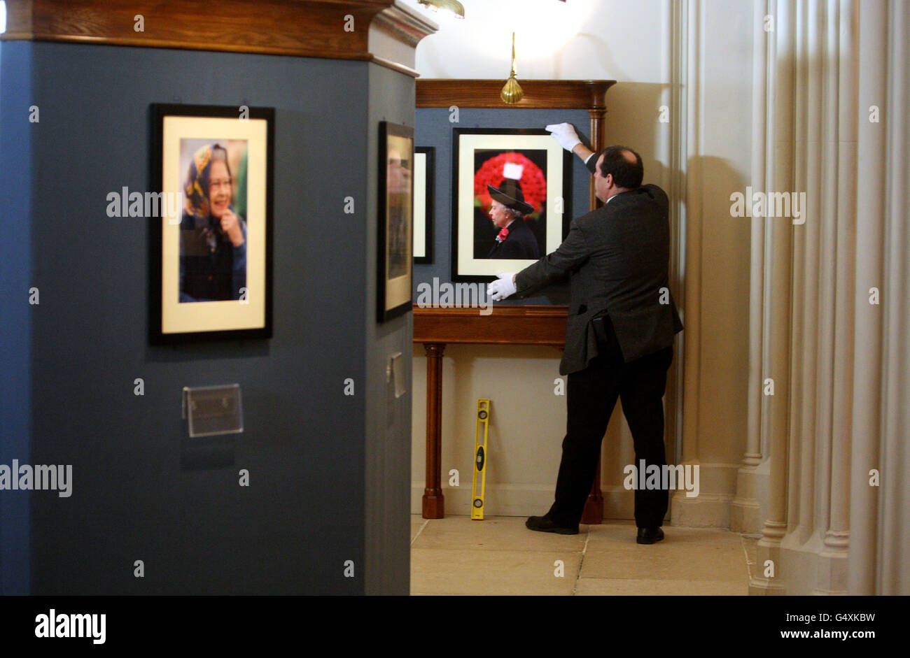 Der Konservator der Royal Collection, David Westwood, hängt ein Foto der Pressevereinigung, das 2001 von der Queen aufgenommen wurde, die am Remembrance Day Service in Whitehall teilnahm, einem Teil der Queen: 60 Fotografien für 60 Jahre Ausstellung im Windsor Castle. Stockfoto