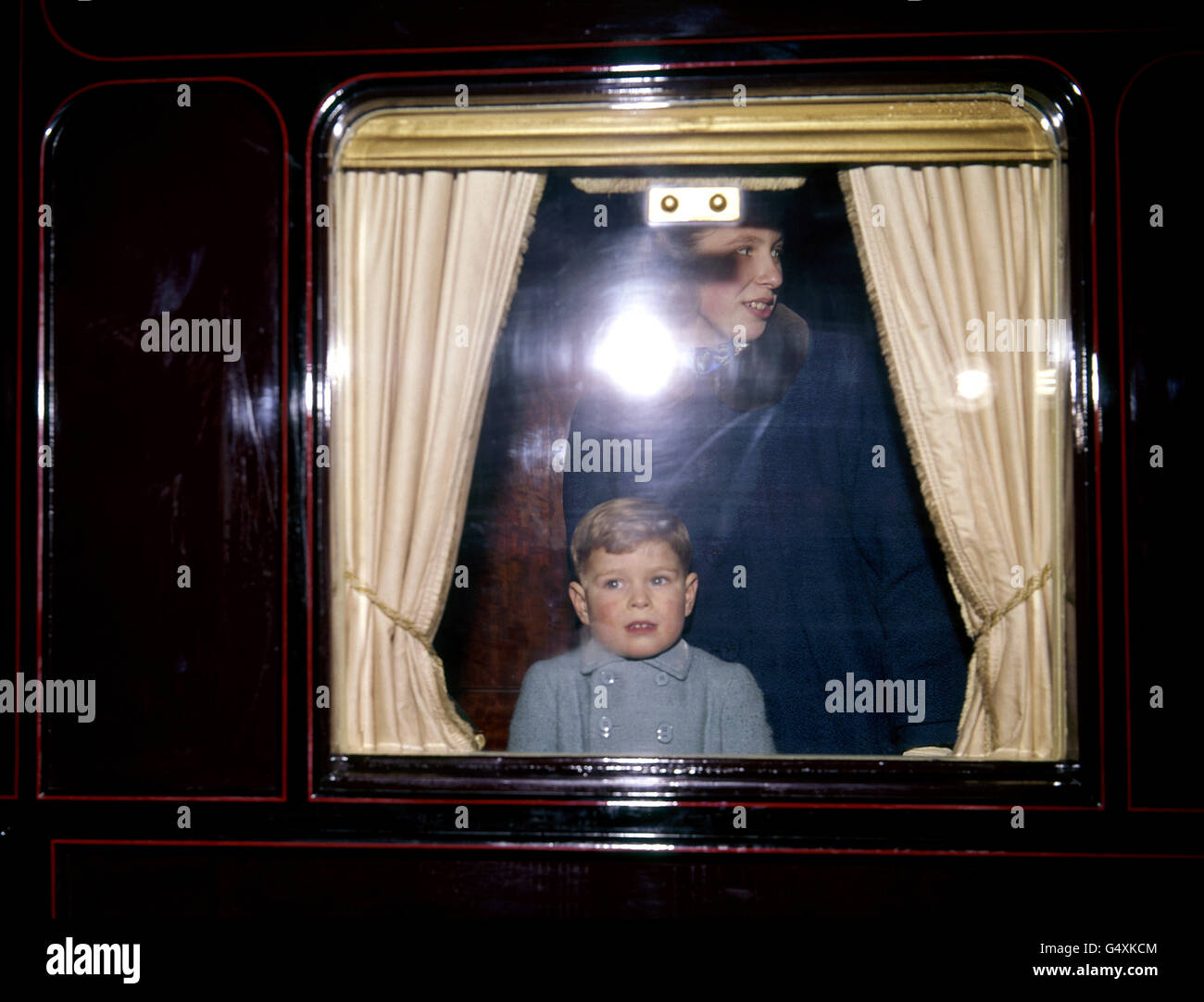Prinz Andrew, später der Herzog von York, verlässt die Liverpool Street Station, London, mit Prinzessin Anne im Zug nach Sandringham, um Weihnachten mit der königlichen Familie zu verbringen. Stockfoto