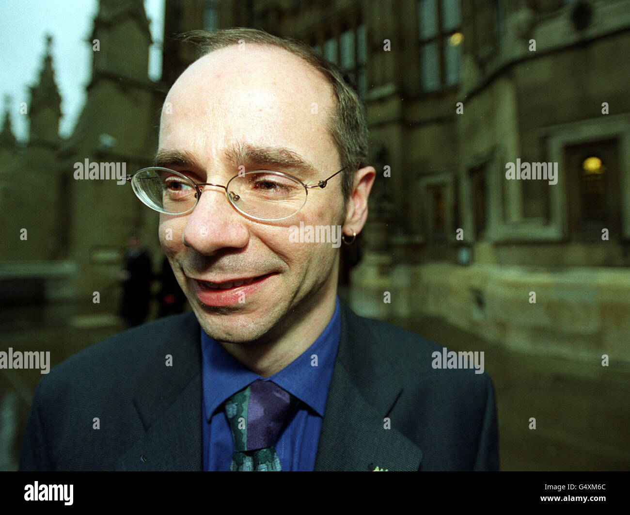 Simon Thomas, Abgeordneter von Plaid Cymru, Gewinner der Nachwahl in Ceredigion in Wales, vor den Houses of Parliament in Westminster, bevor er zum ersten Mal seinen Platz im Unterhaus einnahm. Stockfoto