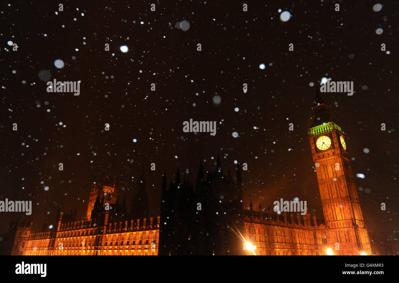 Ein allgemeiner Blick auf die Houses of Parliament und Big Ben, wenn in London Schnee fällt, wie Prognostiker vor Unwetter am Wochenende warnen. Stockfoto