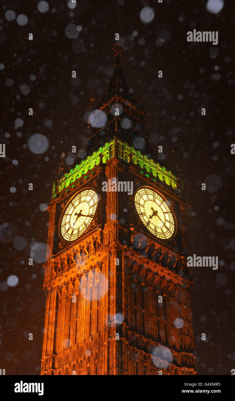 Ein allgemeiner Blick auf Big Ben, wenn auf dem Parliament Square in London Schnee fällt, wie Prognostiker vor Unwetter am Wochenende warnen. Stockfoto