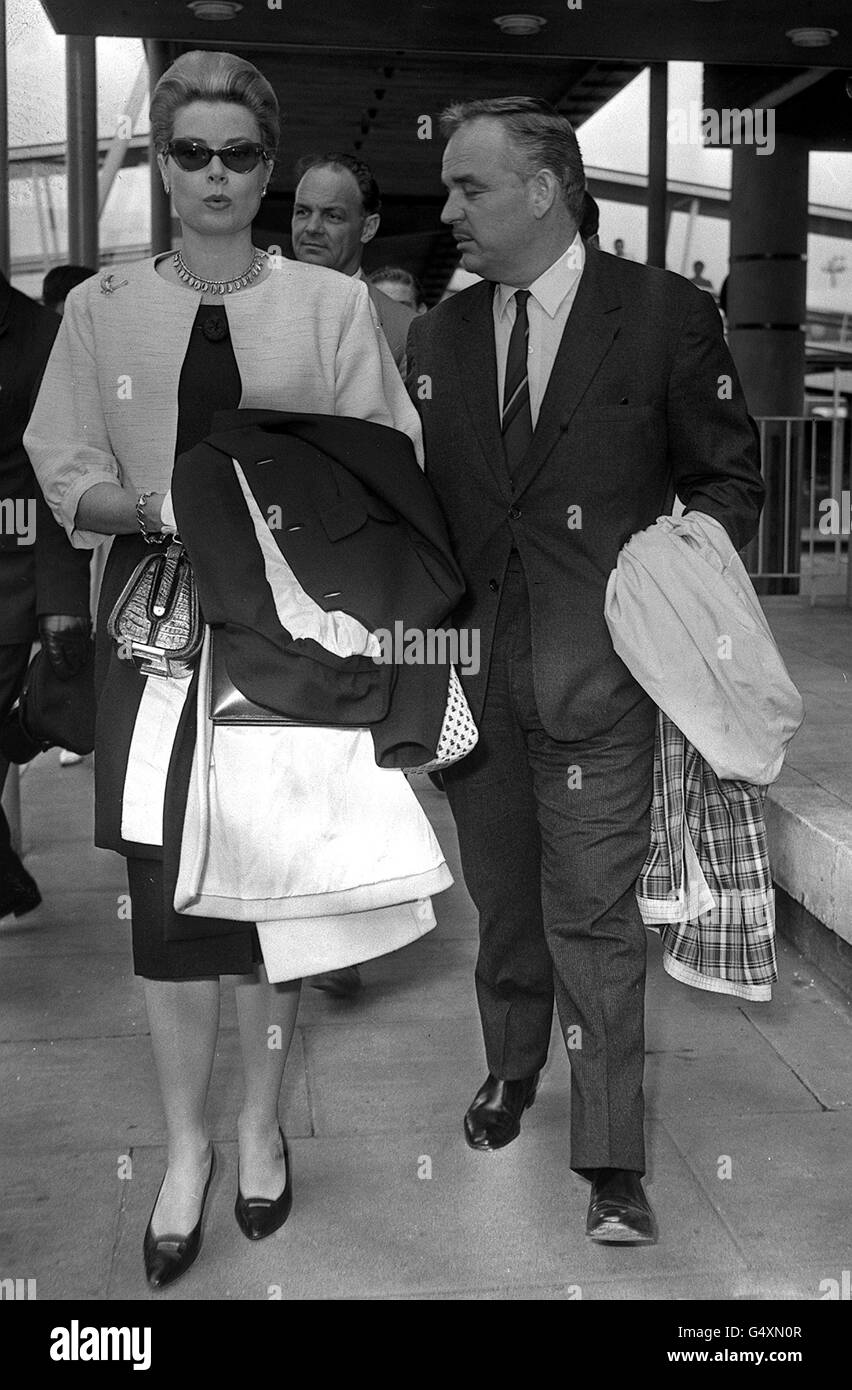 Die Sonnenbrillen-Besucherin ist Prinzessin Grace von Monaco (ehemals Grace Kelly), die nach ihrer Ankunft mit Air France mit Prinz Rainier am Flughafen London fotografiert wurde. Stockfoto