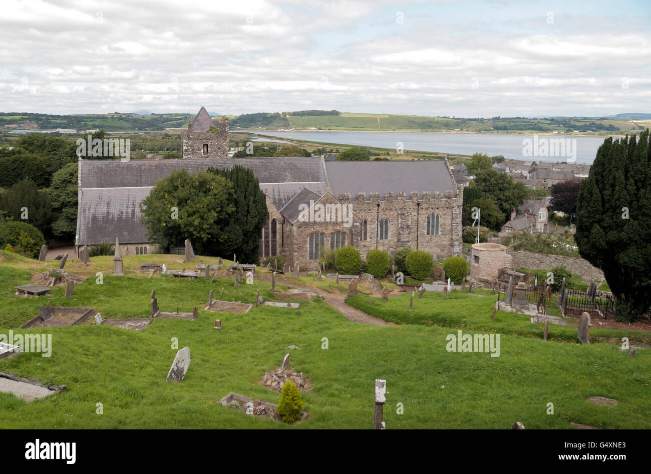 Der Stiftskirche Sankt Marienkirche mit dem Fluss Blackwater hinter Youghal, Co. Cork, Irland (Eire). Stockfoto