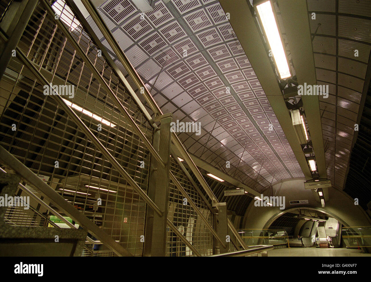 Ein Tunnel in der Londoner U-Bahn-Station Bridge, Teil der Londoner U-Bahn-Erweiterung Jubilee Line, entworfen von den Architekten RP und Weston Williamson, und Foster & Partners. Stockfoto