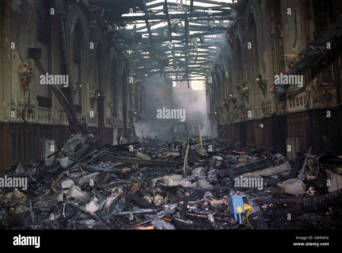 Das volle Ausmaß des Schadens wird hier vom Feuer gezeigt, das die Länge der St. George's Hall im Windsor Castle durchfegte. Stockfoto
