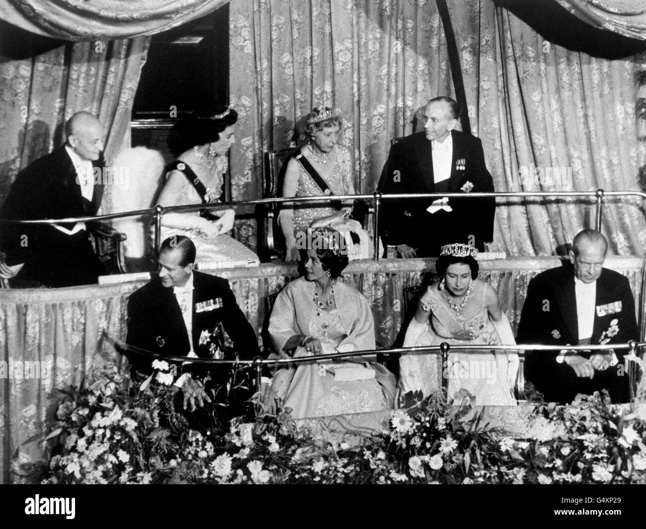 Die Szene in der königlichen Box im Aldwych Theatre, London, bevor der Vorhang für die Staatsgala zu Ehren von König Paul und Königin Frederika von den Hellenen aufging. Links nach rechts, erste Reihe; der Herzog von Edinburgh, Königin Frederika, Königin Elizabeth II und König Paul. In der hinteren Reihe; M. Panayotis Pipinelis, der griechische Außenminister; Prinzessin Marina, Herzogin von Kent; die Prinzessin Royal; und der Earl of Home, der britische Außenminister. Stockfoto