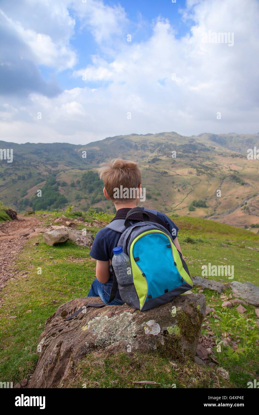 Boy am Helm Crag, Grasmere, Lake District, Cumbria, England Stockfoto