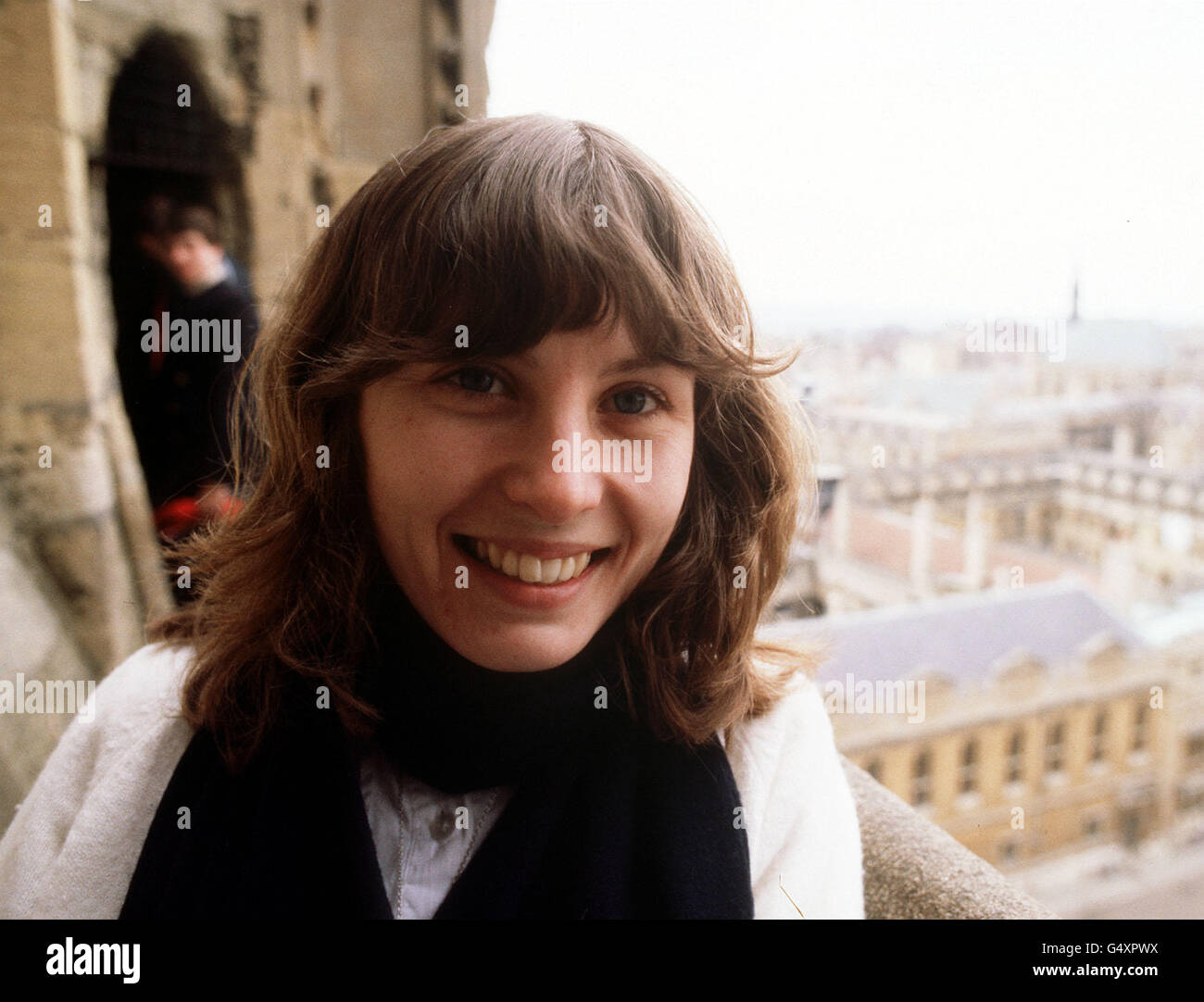 Sue Brown, 22, die Oxford Cox für das Bootsrennen 1981, mit der Stadt Oxford hinter ihr. Sie ist Studentin am Wadham College und wird als erste Frau am Oxford- und Cambridge-Bootsrennen teilnehmen. Stockfoto