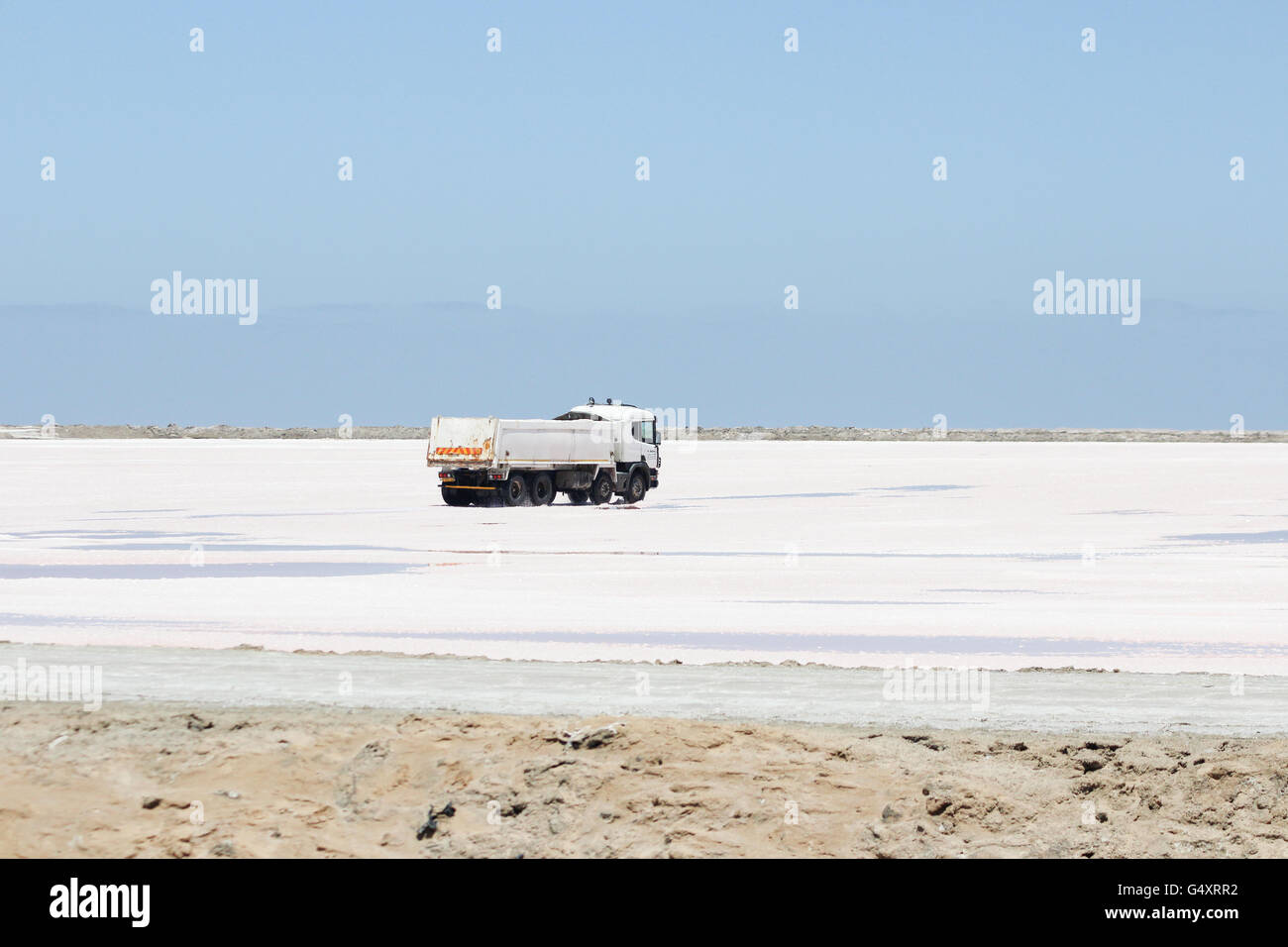Namibia, Erongo, Walvis Bay, Dorob Nationalpark, Salz wird per LKW transportiert. Stockfoto