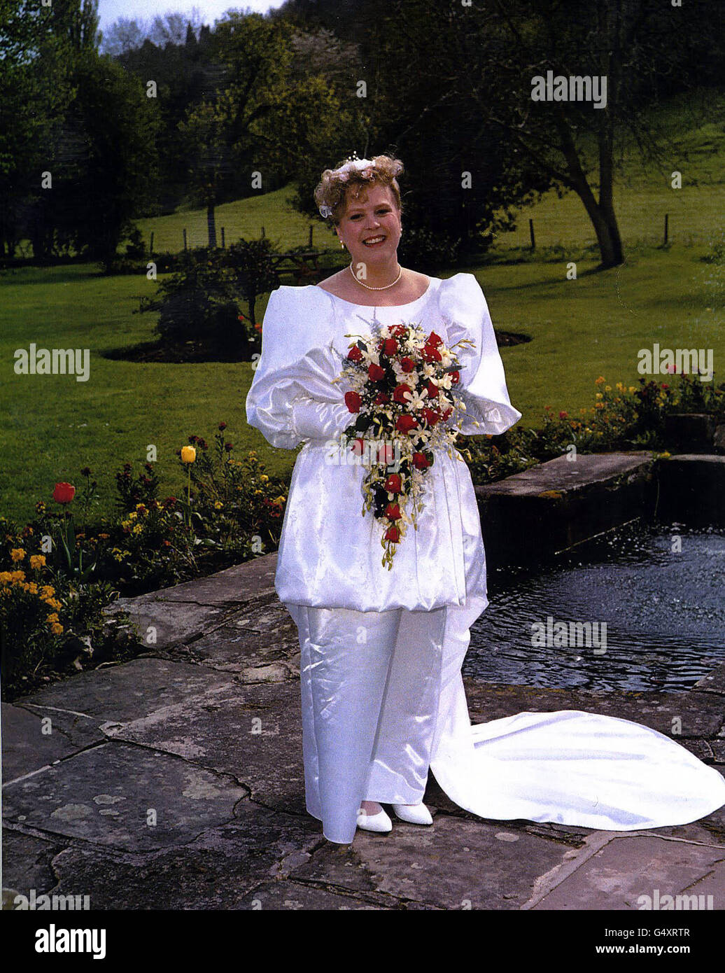 Sammeln Sie Foto von 33-jährige Rachel Gwilliam, aus Drybrook, Gloucestershire mit ihrem Kind. Rachel starb an der Creutzfeldt-Jakob-Krankheit, dem menschlichen BSE-Stamm, nachdem ihm ein Hormon zur Bekämpfung der Krankheit injiziert wurde. *Rachels Eltern, Brenda und Roger Preece, sagten nach einer Untersuchung ihres Todes: 'Wir haben unsere Tochter in Unwissenheit zum Tode verurteilt. Uns bleibt nichts anderes übrig als Schuld, dass wir der Behandlung zugestimmt haben."Unbekannt für Ärzte und ihre Familie wurde ihr ein Hormon injiziert, das mit der Creutzfeldt-Jakob-Krankheit, der Krankheit, die häufig mit BSE assoziiert wird, kontaminiert ist. Stockfoto