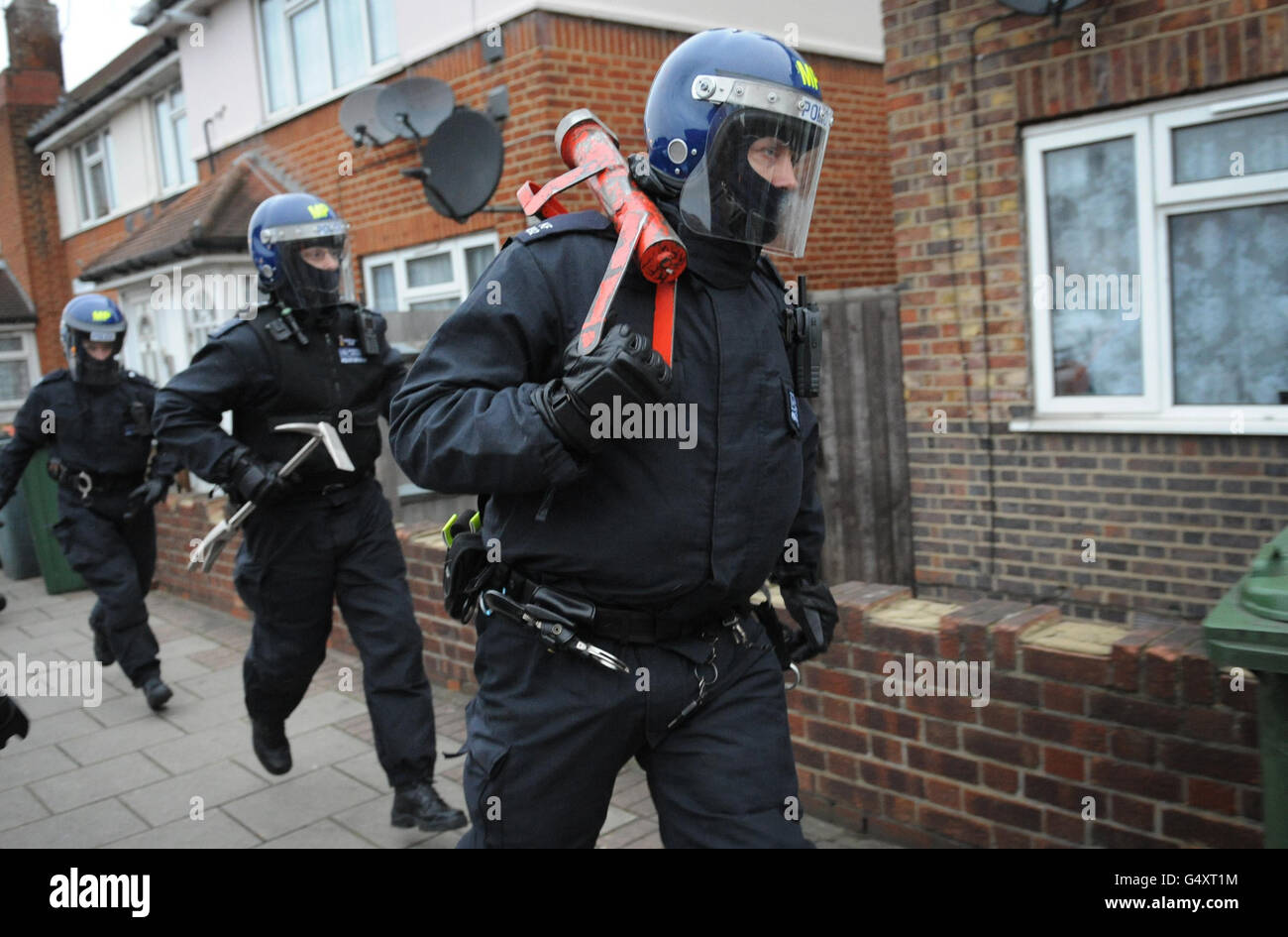 Polizeibeamte bereiten sich darauf vor, heute Morgen im Osten Londons eine Adresse einzugeben, um Bandenführer zu verhaften, die in der Hauptstadt gewalttätige Verbrechen verursachen. Stockfoto