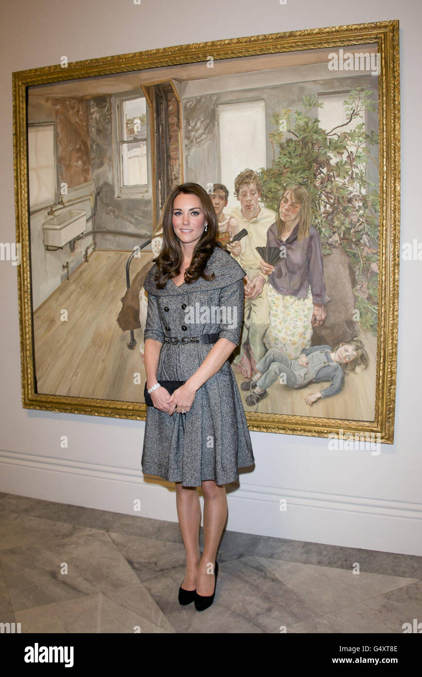 Die Herzogin von Cambridge bei einem Besuch der Lucian Freud Portraits Ausstellung in der National Portrait Gallery, London. Stockfoto